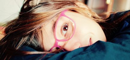 Petite fille portant des lunettes contre la myopie