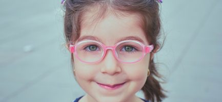 Enfant myope portant des lunettes de freination de la myopie