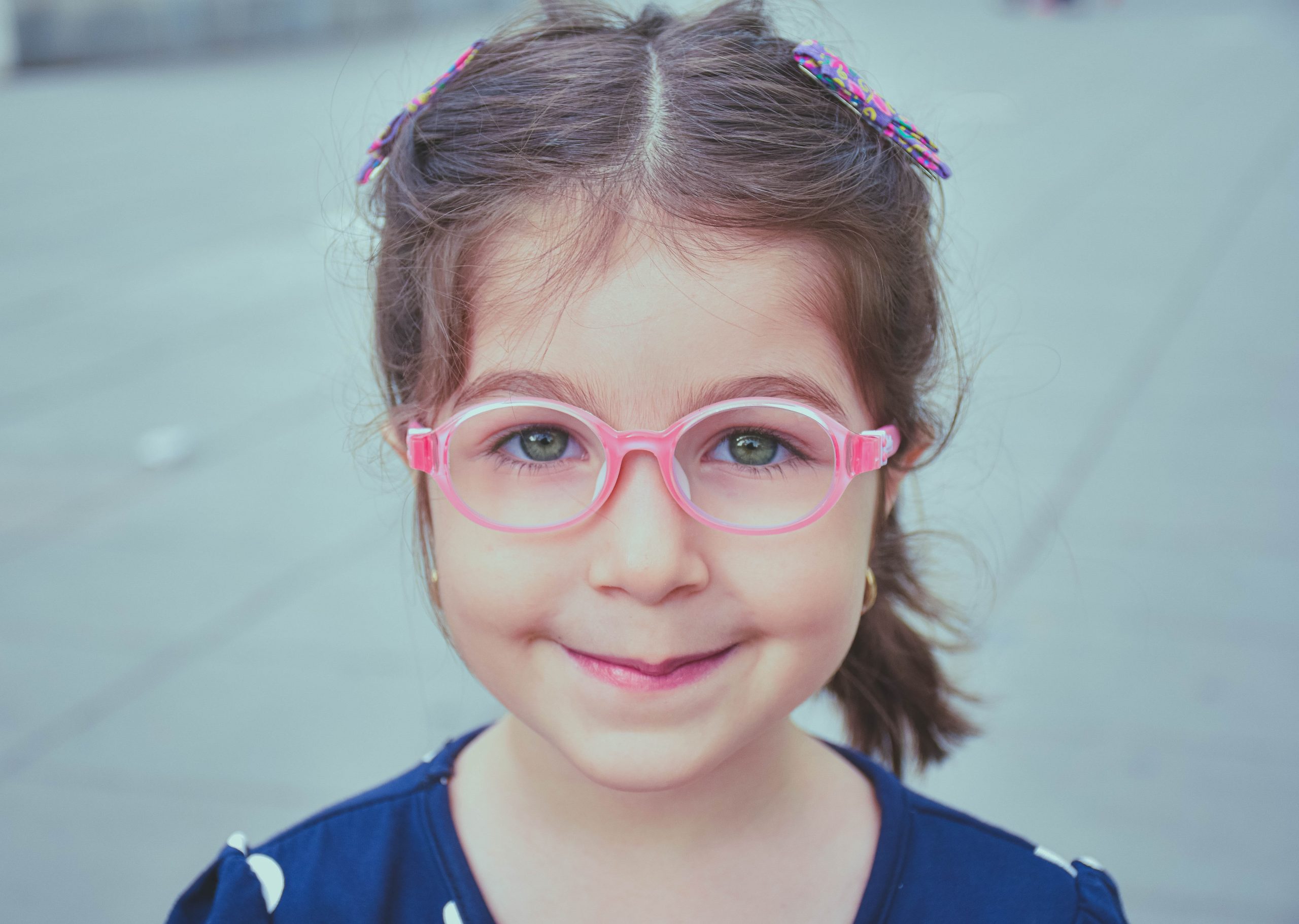 Enfant myope portant des lunettes de freination de la myopie