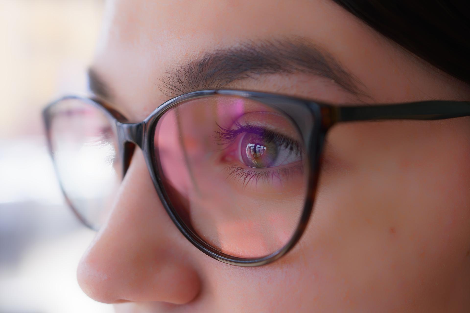 femme myope lunettes