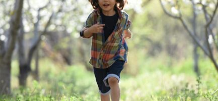 enfant dehors lumière naturelle