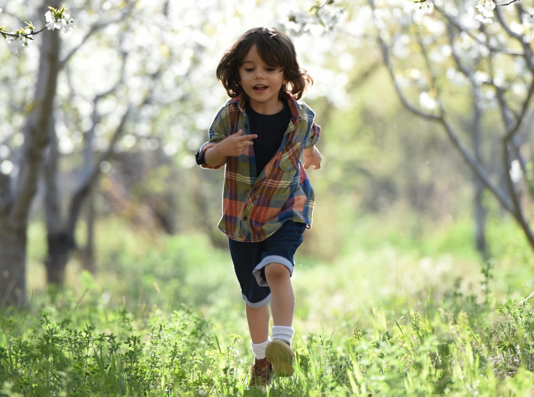 enfant dehors lumière naturelle